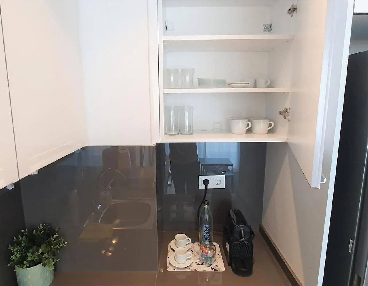 Near Airport Metro 1-Bdr Apartment Gympool Istanbul