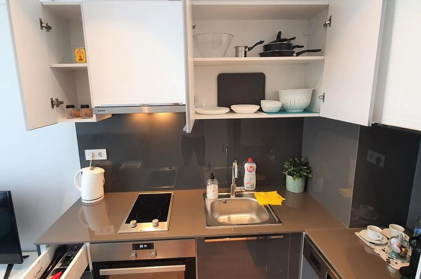 Near Airport Metro 1-Bdr Apartment Gympool Istanbul Turkey